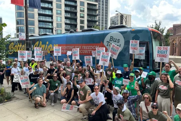AFL-CIO Bus Stops for Historic Rally with Chicago History Museum Workers