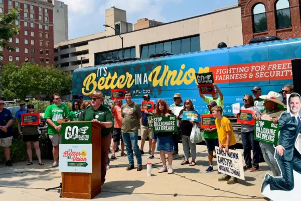 Organizers rallying in Iowa on the Better In a Union Bus Tour